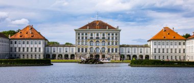 Münih 'teki ünlü Nymphenburg Şatosu - MUNICH, GERMANY - HAZİRAN 03, 2021 - MUNICH, GERMANY ŞEHRİ