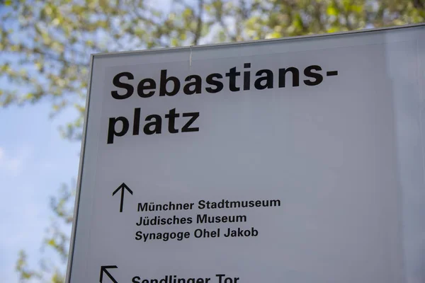 Señal de dirección a la plaza Sebastians en Munich - CIUDAD DE MUNICH, ALEMANIA - 03 DE JUNIO DE 2021 — Foto de Stock
