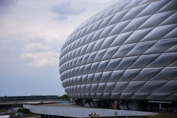 Słynny stadion Allianz Arena w Monachium - Strona główna słynnego klubu piłkarskiego FC Bayern Muenchen - MUNICH, NIEMCY - CZERWCA 03, 2021 - Miasto MUNICH, NIEMCY - CZERWCA 03, 2021 — Zdjęcie stockowe