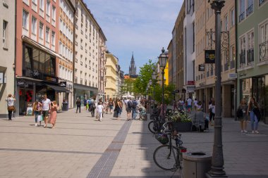 Güneşli bir günde Münih 'te yaya bölgesi - MÜZİK, Almanya - 03 Haziran 2021