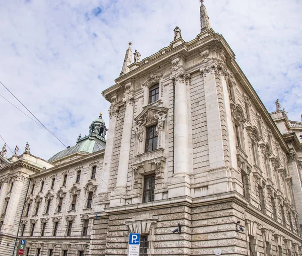 Okresní soud Palác spravedlnosti v Mnichově - MNICHOV, NĚMECKO - červen 03, 2021 - MNICHOV, NĚMECKO - červen 03, 2021 — Stock fotografie