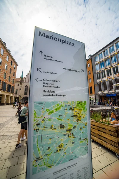 Направление знак на Мариен площади в Мюнхене - ГОРОД МЮНХЕН, ГЕРМАНИЯ - 3 июня 2021 — стоковое фото