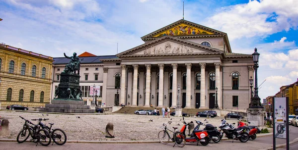 Münchner Oper und Nationaltheater - STADT MÜNCHEN, DEUTSCHLAND - 03. Juni 2021 — Stockfoto
