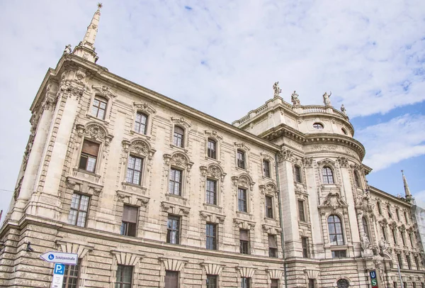 Münih 'teki Bölge Adalet Sarayı - MUNICH, Almanya - Haziran 03, 2021 - MÜZİK, Almanya - Haziran 03, 2021