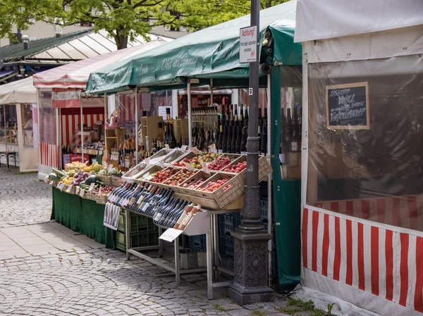 Famosa Piazza del Mercato a Monaco chiamato Viktualienmarkt nel centro della città - CITTÀ DEL MONACO, GERMANIA - GIUGNO 03, 2021 — Foto Stock