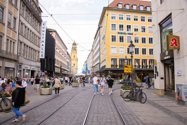 Strefa dla pieszych w Monachium w słoneczny dzień - Miasto MUNICH, NIEMCY - czerwiec 03, 2021 — Zdjęcie stockowe