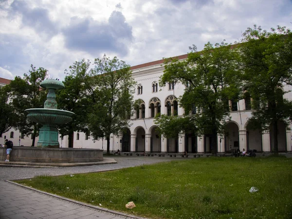 Universiteit van München aan Ludwig Street - City of MUNICH, DUITSLAND - juni 03, 2021 — Stockfoto