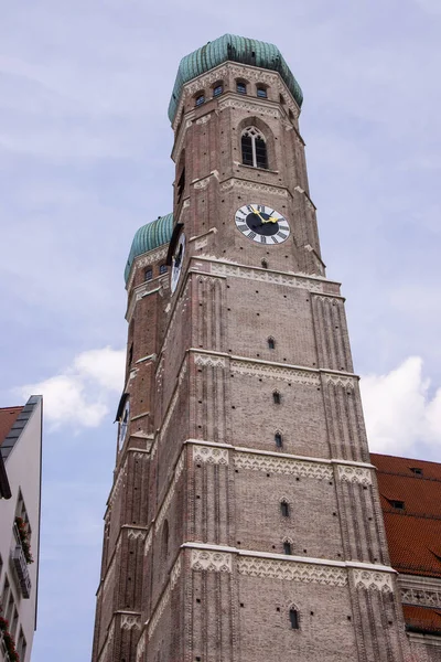 Las torres de Frauenkirche Munich - MUNICH, ALEMANIA - 03 DE JUNIO DE 2021 - CIUDAD DE MUNICH, ALEMANIA - 03 DE JUNIO DE 2021 — Foto de Stock