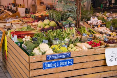 Münih 'teki ünlü pazar meydanı Viktualienmarkt in the city of MUNICH, Almanya - 3 Haziran 2021