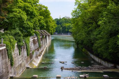 Münih 'teki River Isar - Münih, Almanya - Haziran 03, 2021 - MÜZİK, Almanya - Haziran 03, 2021