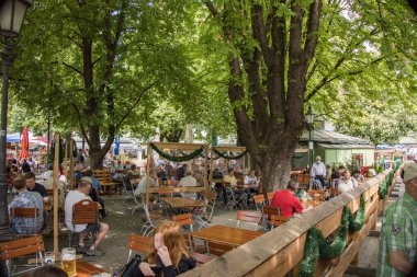 Münih 'teki orijinal Bavyera Bira Bahçesi - MÜZİK, Almanya - 03 Haziran 2021