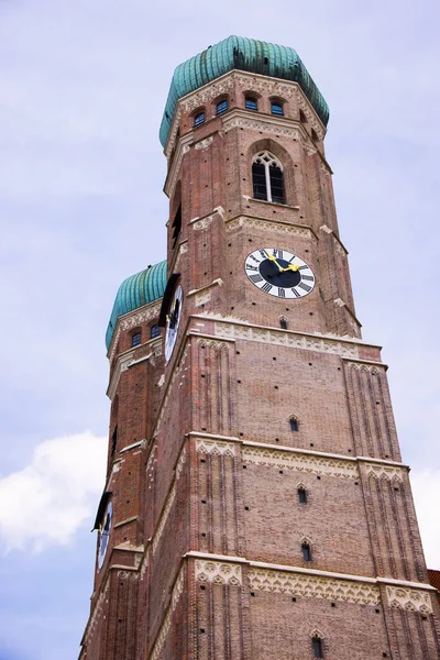 Chiesa più famosa di Monaco - la Cattedrale Frauenkirche nel quartiere storico - CITTÀ DEL MONACO, GERMANIA - GIUGNO 03, 2021 — Foto Stock