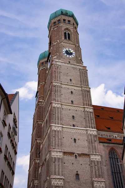 Iglesia más famosa de Múnich - la Catedral de Frauenkirche en el distrito histórico - CIUDAD DE MUNICH, ALEMANIA - 03 DE JUNIO DE 2021 — Foto de Stock