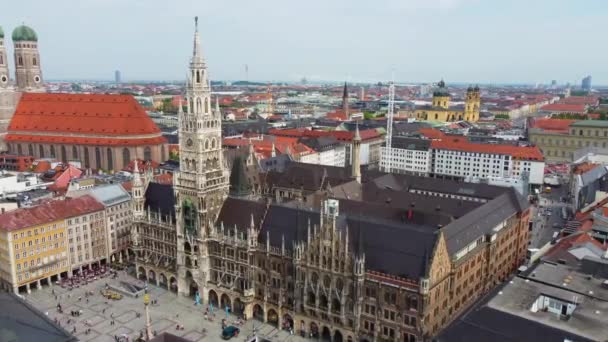 位于历史城区马里恩广场的慕尼黑市政厅 空中景观 无人驾驶摄影 — 图库视频影像