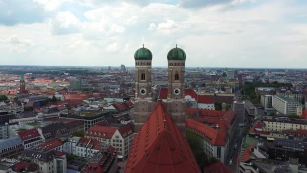 Mest Kända Kyrkan München Frauenkirche Katedralen Det Historiska Distriktet Flygfoto — Stockvideo