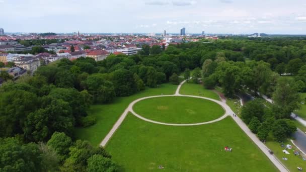 ミュンヘン市内のイングリッシュガーデン上空からの飛行 ドローン写真 — ストック動画