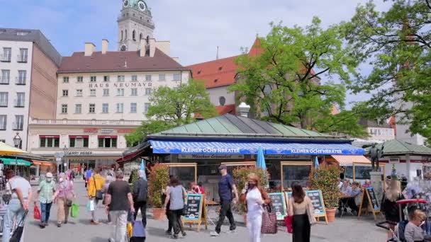 ミュンヘンの有名なマーケットスクエアが市内中心部のヴィクチュアランマルクトと呼ばれる ドイツ ミュンヘン市 2021年6月3日 — ストック動画