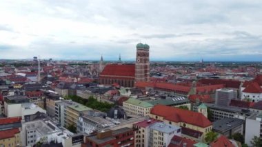 Münih 'in çatıları üzerinde - şehir üzerindeki hava manzarası - İHA fotoğrafçılığı