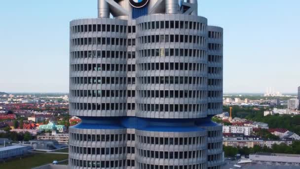 Штаб-квартира BMW в Мюнхене - вид с воздуха - МЮНХЕН, ГЕРМАНИЯ - 3 ИЮНЯ 2021 — стоковое видео