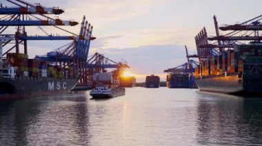 Hamburg 'un etkileyici limanı devasa konteynır terminalleri HAMBURG Şehri, GERMANY - 10 Mayıs 2021