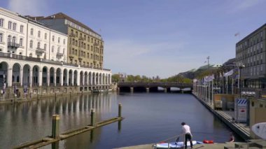 Hamburg şehrinde Alsterarkaden adında güzel Alster Çarşıları