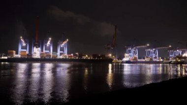 Hamburg limanındaki konteyner terminali.