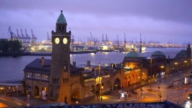 Hamburg Limanı 'ndaki ünlü St. Pauli Landungsbruecken. Harika bir akşam manzarası.