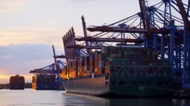Hamburg 'un etkileyici limanı devasa konteynır terminalleri HAMBURG Şehri, GERMANY - 10 Mayıs 2021