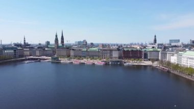Hamburg 'un güzel şehir merkezinde Alster Nehri Gölü