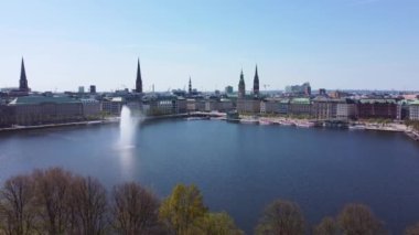 Hamburg 'un güzel şehir merkezinde Alster Nehri Gölü