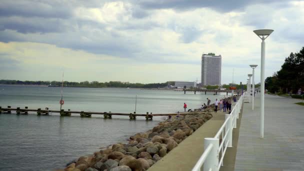 Berühmter Travemünder Strand an der Ostsee — Stockvideo