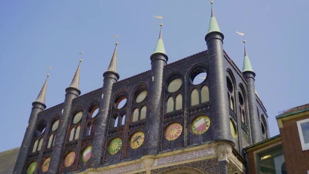 Prachtige historische gebouwen in het centrum van Lubeck - Stadhuis — Stockvideo