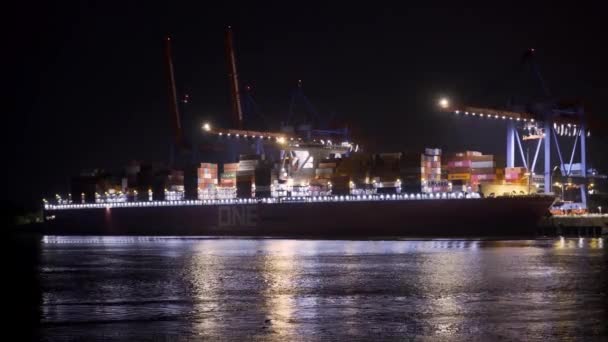 Container vessel at the terminal of the port of Hamburg by night — 图库视频影像