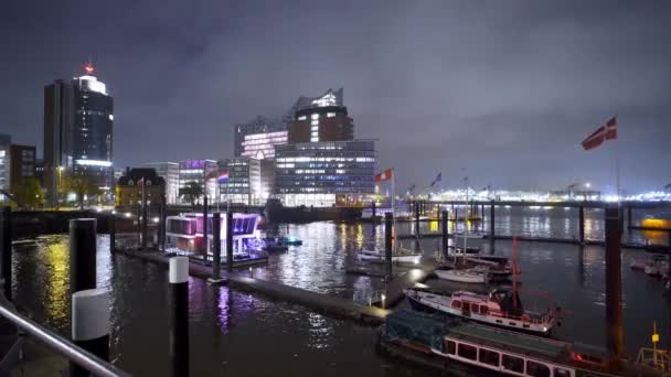 Puerto de Hamburgo - vista increíble por la noche — Vídeo de stock
