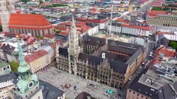 Balai Kota Munich di Marien Square di distrik bersejarah pemandangan udara — Stok Video