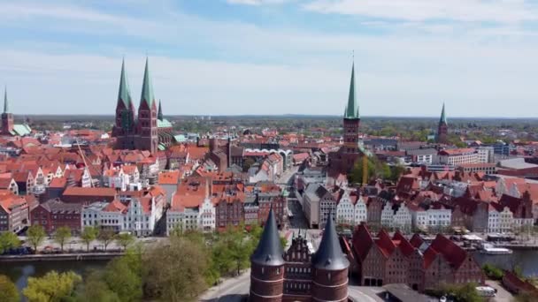De historiska byggnaderna i centrum av Lubeck - ett Unseco världsarv — Stockvideo