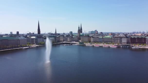 Le beau centre-ville de Hambourg avec le lac de la rivière Alster — Video