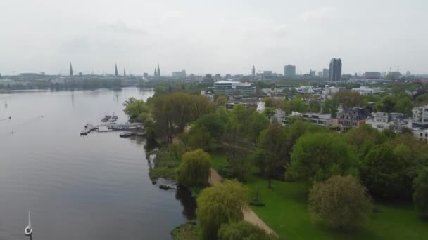 Alster Park en el lago River Alster en Hamburgo desde arriba — Vídeos de Stock