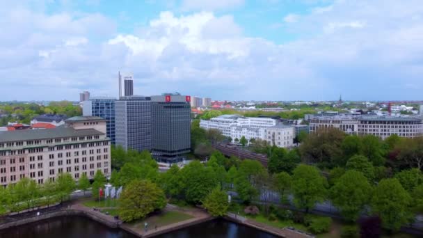 Le beau centre-ville de Hambourg avec le lac de la rivière Alster — Video