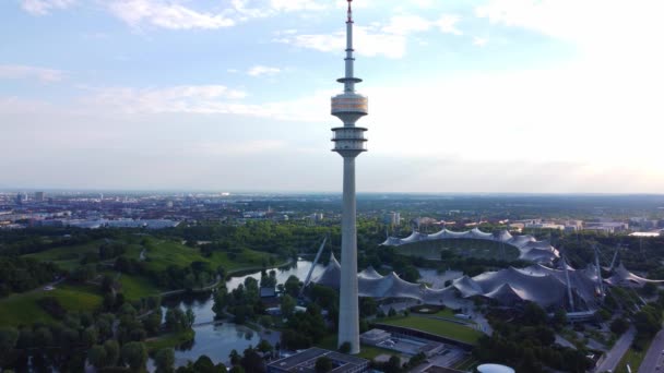 Wieża telewizyjna w Parku Olimpijskim Monachium - Widok z lotu ptaka - MUNICH, NIEMCY - czerwiec 03, 2021 — Wideo stockowe