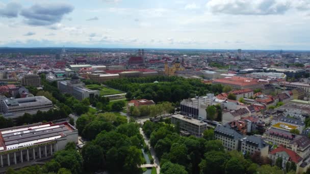 Luchtfoto uitzicht over de stad München vanuit English Garden — Stockvideo