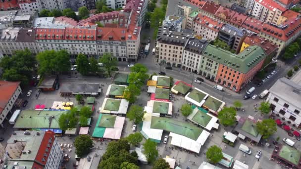 Grote markt plein in München genaamd Viktualienmarkt - uitzicht van boven — Stockvideo