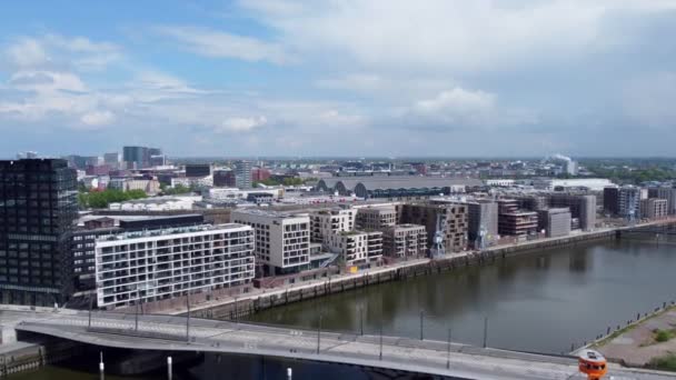 Edifícios modernos no bairro de Harbour City, em Hamburgo, no porto - vista aérea — Vídeo de Stock