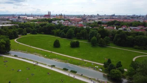 Vuelo sobre el Jardín Inglés en la ciudad de Munich vista aérea desde arriba — Vídeo de stock