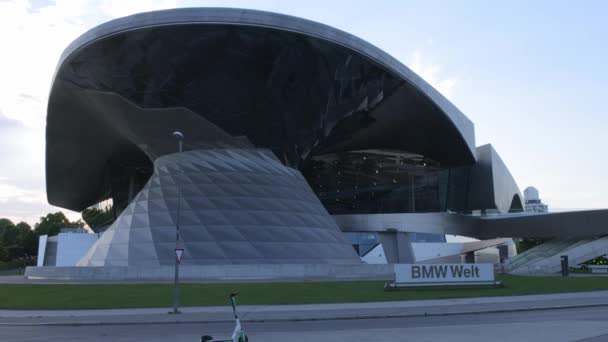 宝马世界建筑在宝马总部慕尼黑 城市Of Munich 2021年6月3日 — 图库视频影像