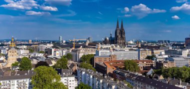 Köln şehri, ünlü katedrali ile yukarıdan Almanya - seyahat fotoğrafçılığı