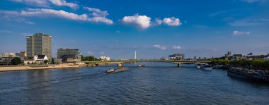 Köln şehrindeki güzel Ren Nehri - COLOGNE, GERMANY - 25 Haziran 2021