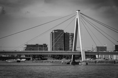 Köln 'deki Ren Nehri üzerindeki köprüler - COLOGNE, GERMANY - 25 Haziran 2021