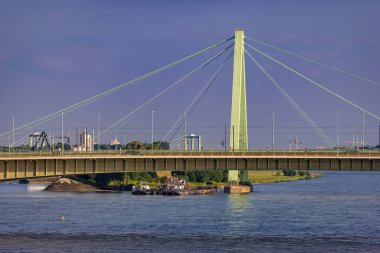 Köln 'deki Ren Nehri üzerindeki köprüler - COLOGNE, GERMANY - 25 Haziran 2021