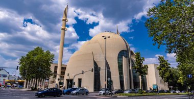 Köln 'deki Merkez Cami - COLOGNE, Almanya - 25 Haziran 2021